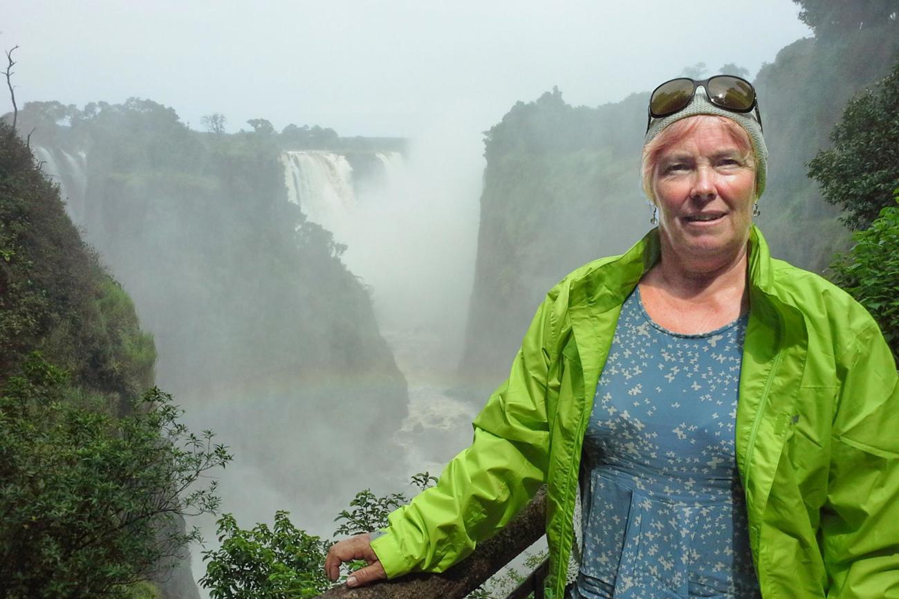 Eva Boss vor den Viktoria-Wasserfällen, der Hauptattraktion im diesjährigen Weltgebetstagland Simbabwe. (Bild: zVg)