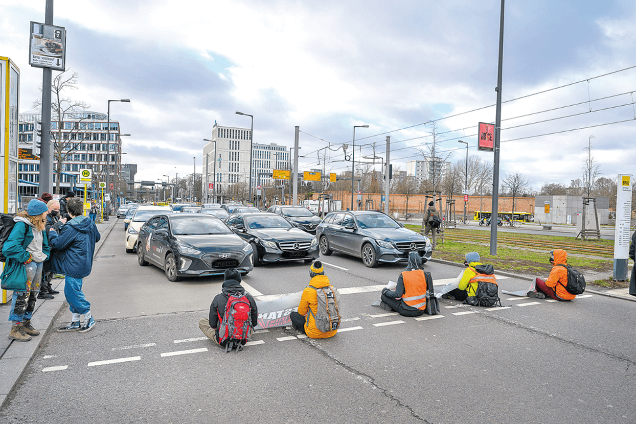 Aktivisten der Letzten Generation blockieren eine Strasse am Hauptbahnhof in Berlin. Foto: Stefan Müller/wikimedia