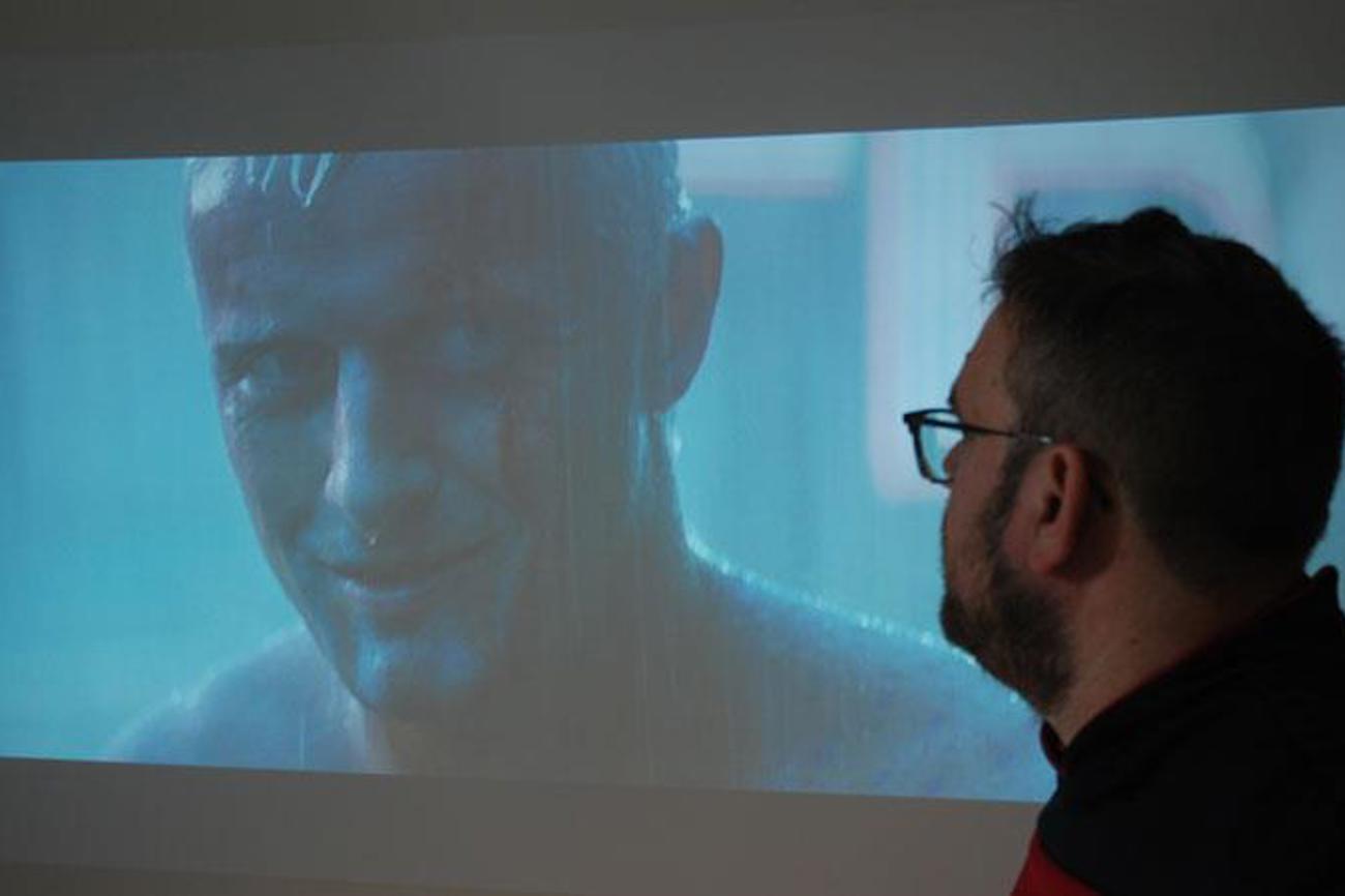 Daniel Cojocaru betrachtet den Robotermenschen Roy (Rutger Hauer), wie er vor seinem «Tod» eine ergreifende Rede hält. In der berühmten Szene aus «Blade Runner» (1982) betont Roy, dass seine Erinnerungen ihn zu einem einzigartigen Wesen machen.|Stefan Degen
