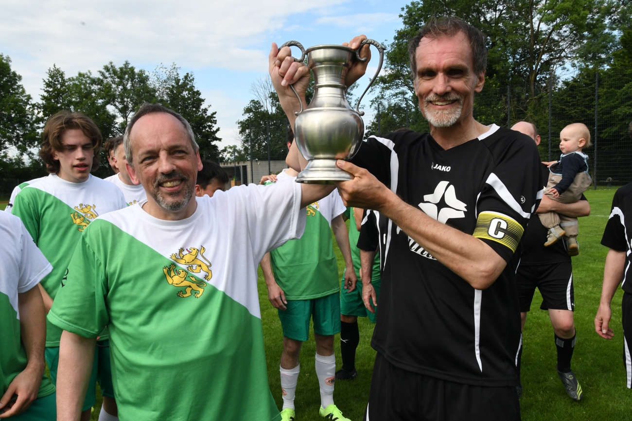 «Saints»-Spielertrainer Richard Ladner und «Pastors»-Captain Josias Burger stemmen den Pokal gemeinsam in die Höhe. 
