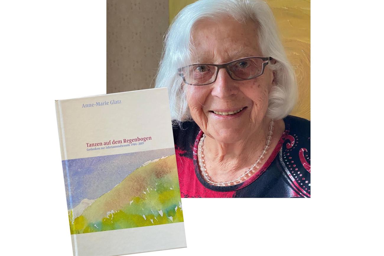 Anne-Marie Glatz – 91 Jahre Lebenserfahrung im Buch «Tanzen auf dem Regenbogen», dessen Umschlag ein Aquarellbild der Autorin ziert. (Bild: Peter Rottmeier)