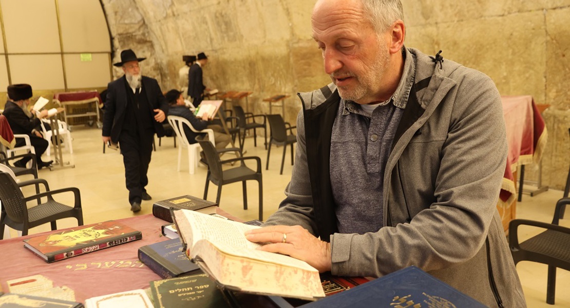 Der Amriswiler Pfarrer Markus Keller blickt vor der Klagemauer in eine hebräische Schrift. (Bild: Walter Goldinger)