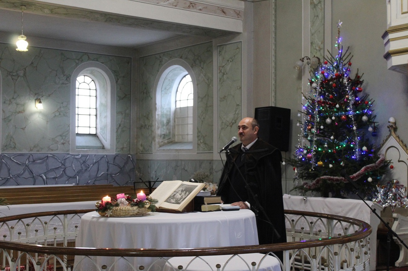 János Héder, stellvertretender Bischof der Reformierten Kirche in Transkarpatien in der Ukraine, spricht seiner Gemeinde Mut zu. (Bild: zVg)