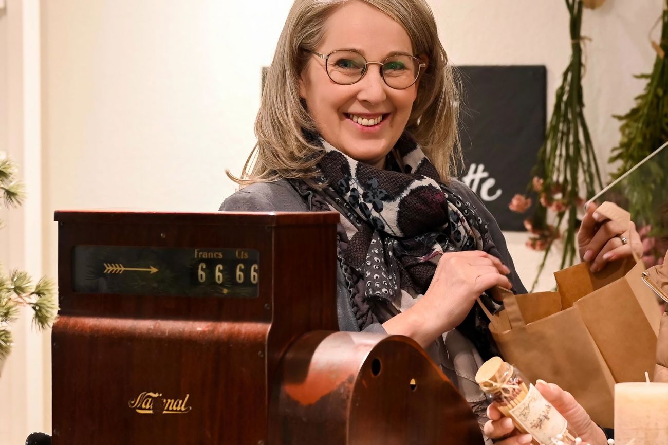 Regula Widmer ist Teil Organisationsteams des Secondhand-Kleider-Events "von mir zu dir", der im Kirchenzentrum Bischofszell stattfindet. (Bild: zVg)