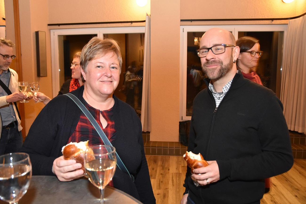 Die Diakonin und Klinikseelsorgerin in Aadorf und Dussnang, Edith Rohrer Hess, und Diakon Sam Amman aus Frauenfeld geniessen die leckere Verpflegung. (Bild: Cyrill Rüegger)