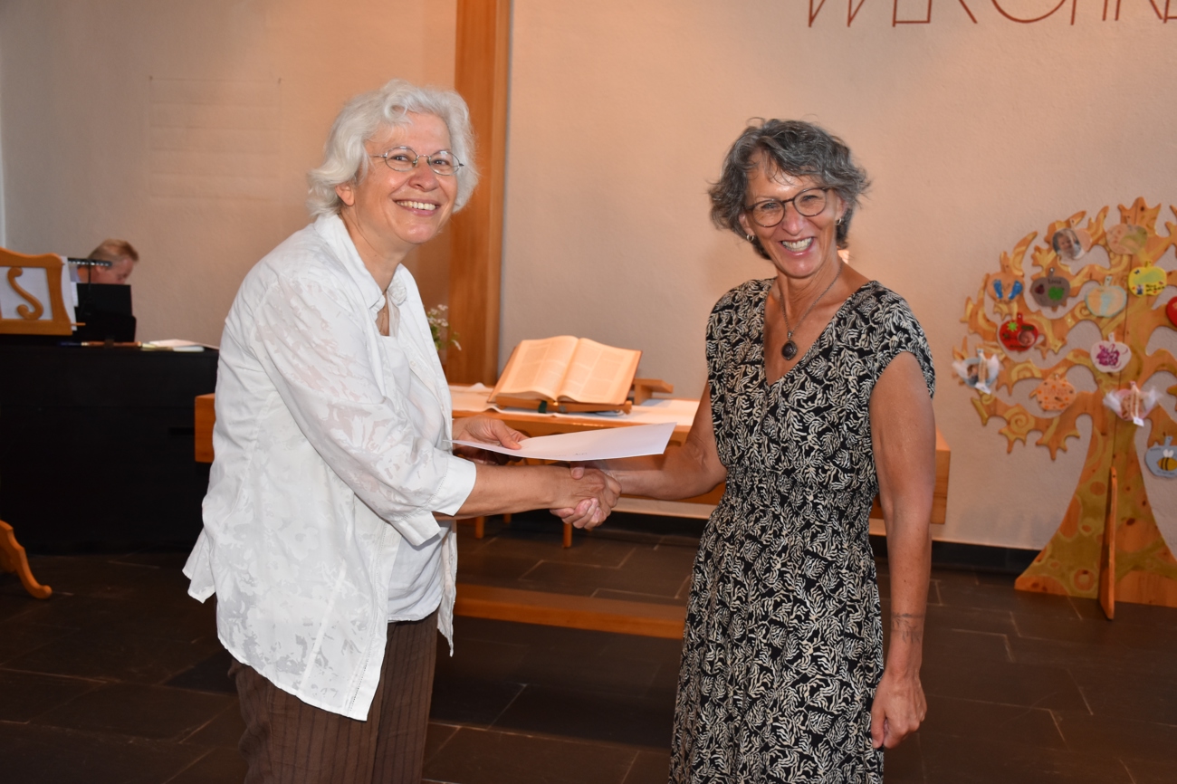 Elsbeth Müller wurde von Kirchenrätin Gerda Schärer (links) für den Laienpredigtdienst diplomiert.