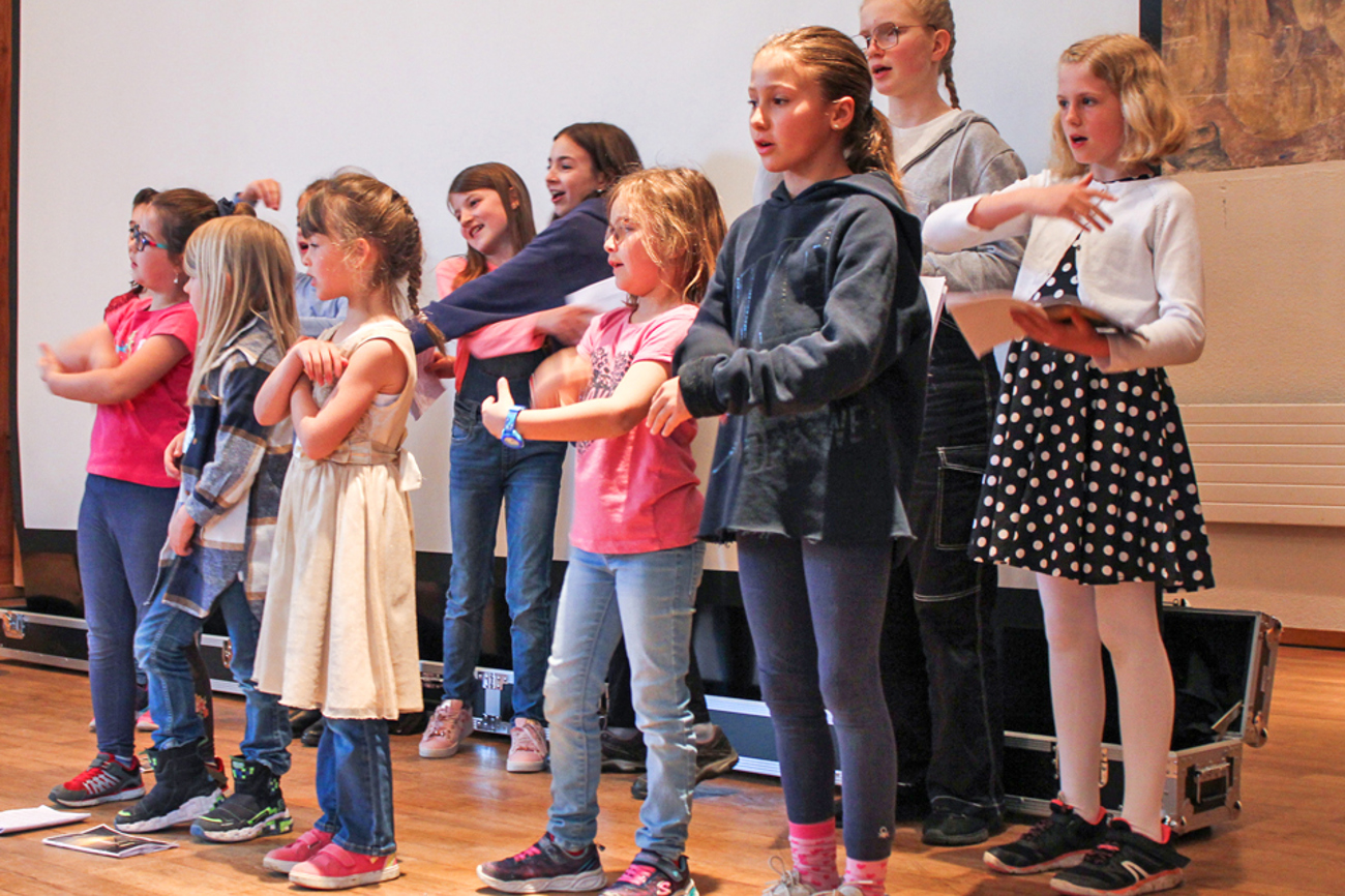 Die Kinder üben die Lieder für das Musical «Petrus». (Bild: Marina Nägeli)