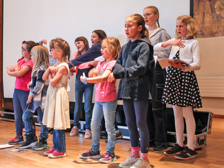 Kinder geben eine Botschaft weiter