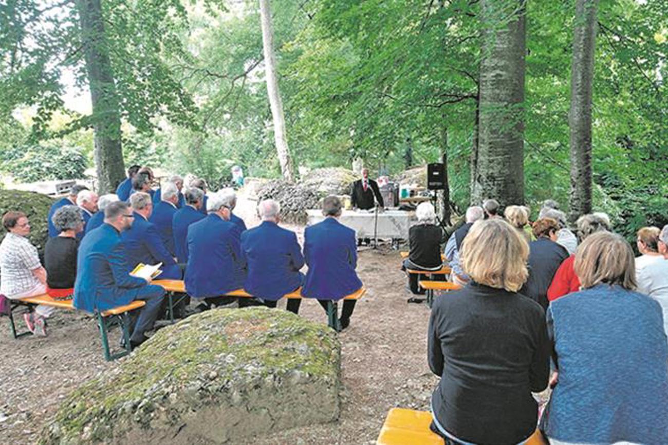 Idyllischer Waldgottesdienst: Wer soll in Zukunft die Pfarrschaft wählen? Das Volk oder die Behörden?