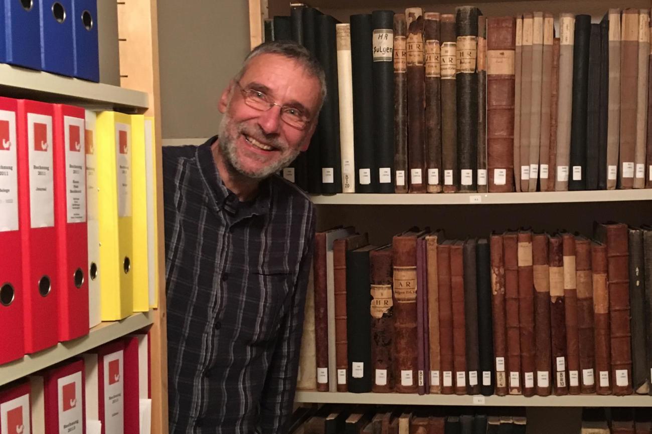 Archivar Charles Stäheli im Archiv der Evangelischen Kirchgemeinde Sulgen an der Kirchstrasse 24 in Sulgen. (Bild: es)