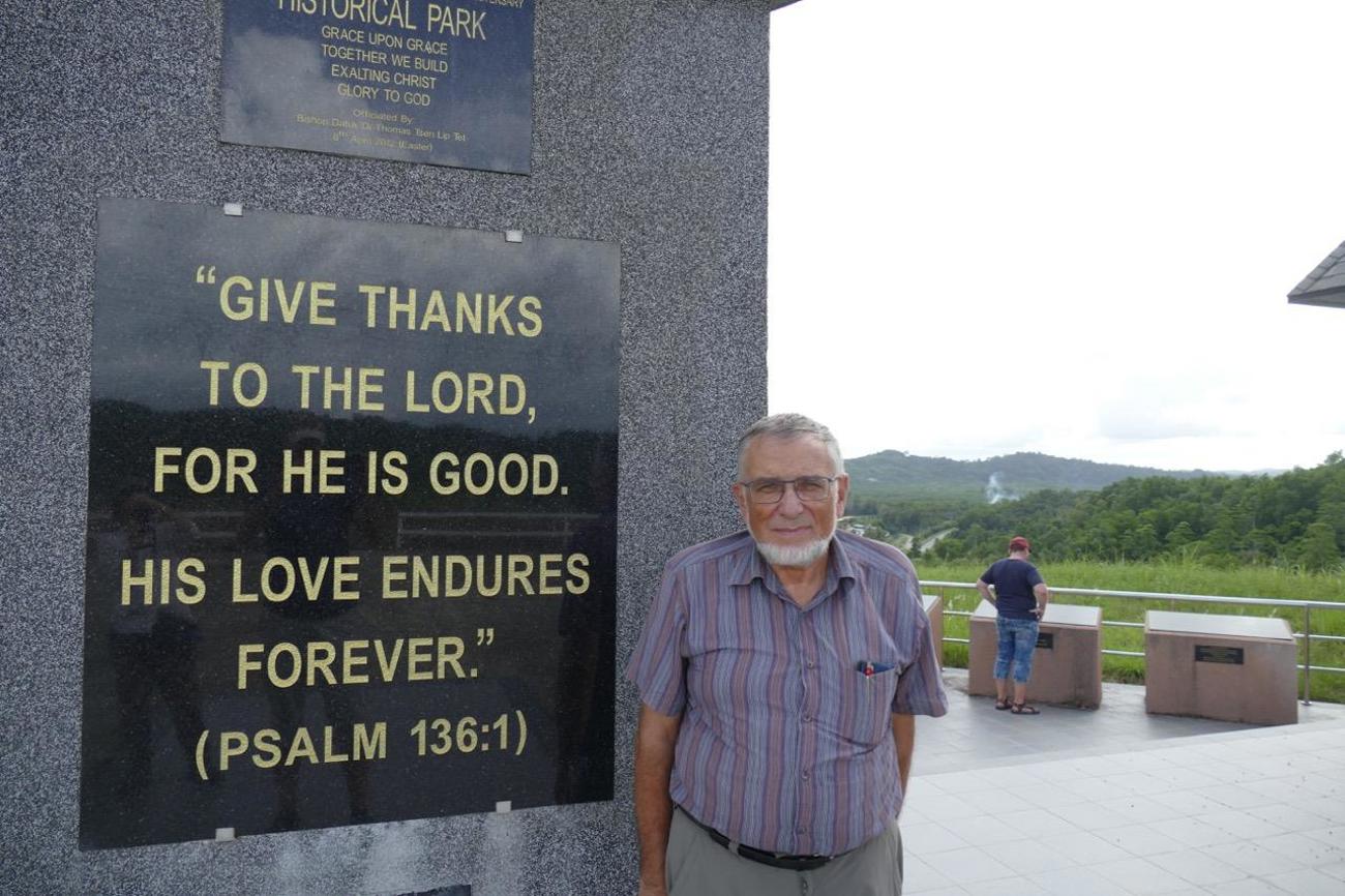 Fredi vor dem Memorial zum 130sten Jubiläum der Basel Christian Church of Malaysia.