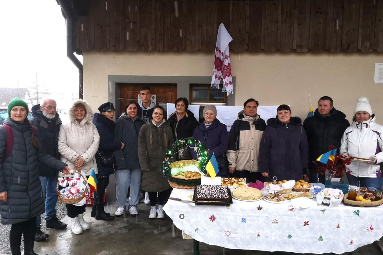 Am Adventsverkauf in Wängi verkauften Ukrainerinnen und Ukrainer Süssigkeiten und Stickereien. Der Erlös wurde für ein Hilfswerk in ihrer Heimat bestimmt. (Bild: zVg)