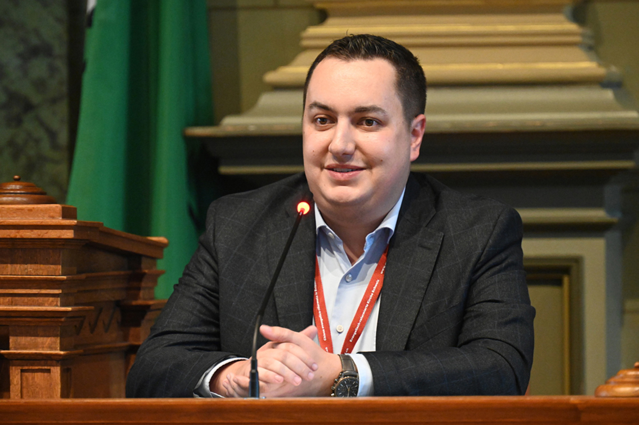 Sandro Bugmann verbindet als Anlagespezialist Finanzexpertise mit kirchlichem Engagement. Der junge Schwyzer wurde in den höchsten reformierten Rat der Schweiz gewählt. | Foto: EKS/Christoph Knoch