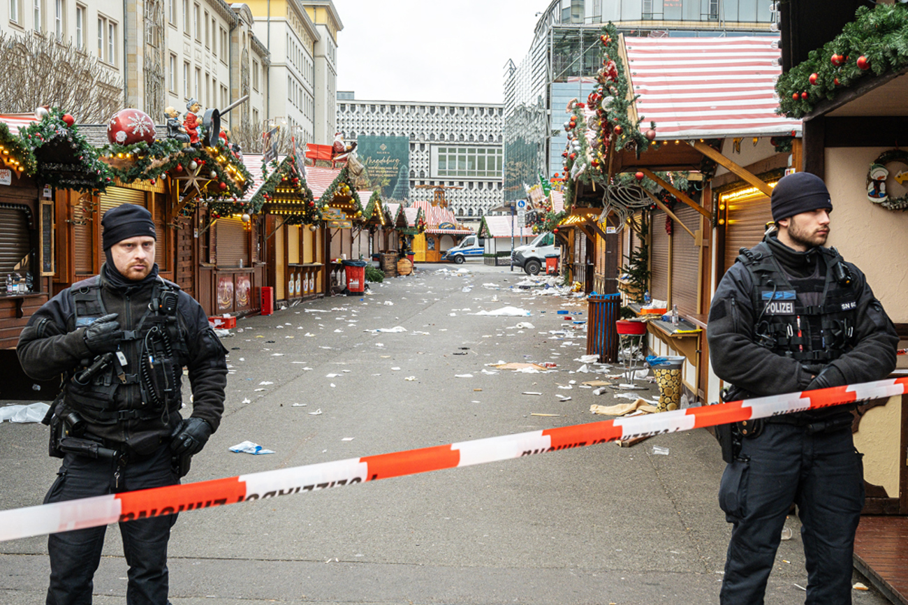 Nach dem Anschlag auf den Weihnachtsmarkt in Magdeburg am 20. Dezember 2024: Polizisten sichern den Tatort. Radikalisierung kann dramatische Folgen haben – umso wichtiger ist es, Warnsignale frühzeitig zu erkennen. | Foto: epd/Maike Glöckner