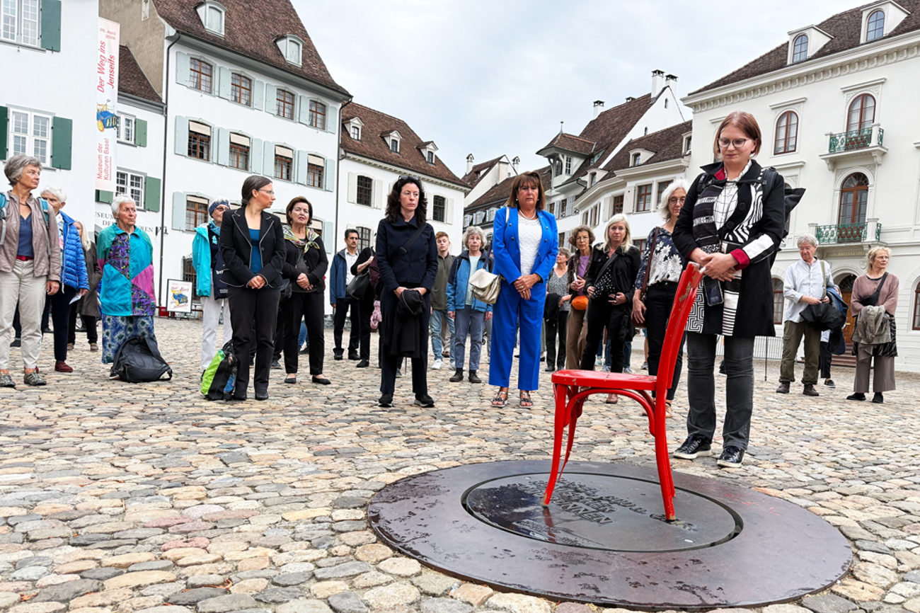 Mahnwache: Schweigen für den Frieden auf dem Münsterplatz Basel. | Foto: Oliver Sterchi