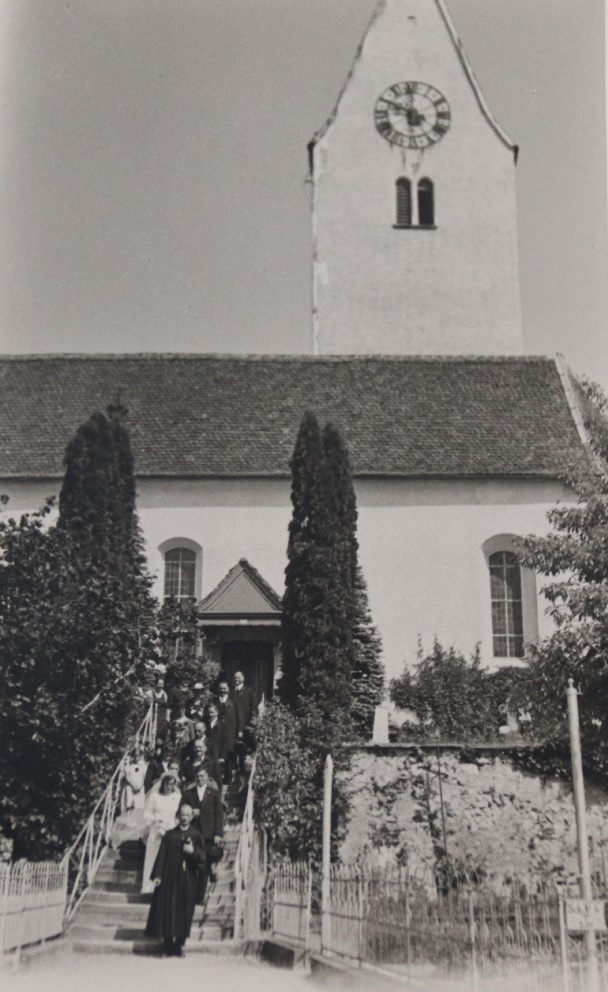 Hochzeitsgesellschaft vor der Kirche in Thundorf-Lustdorf (1950er- oder 1960er-Jahre).
