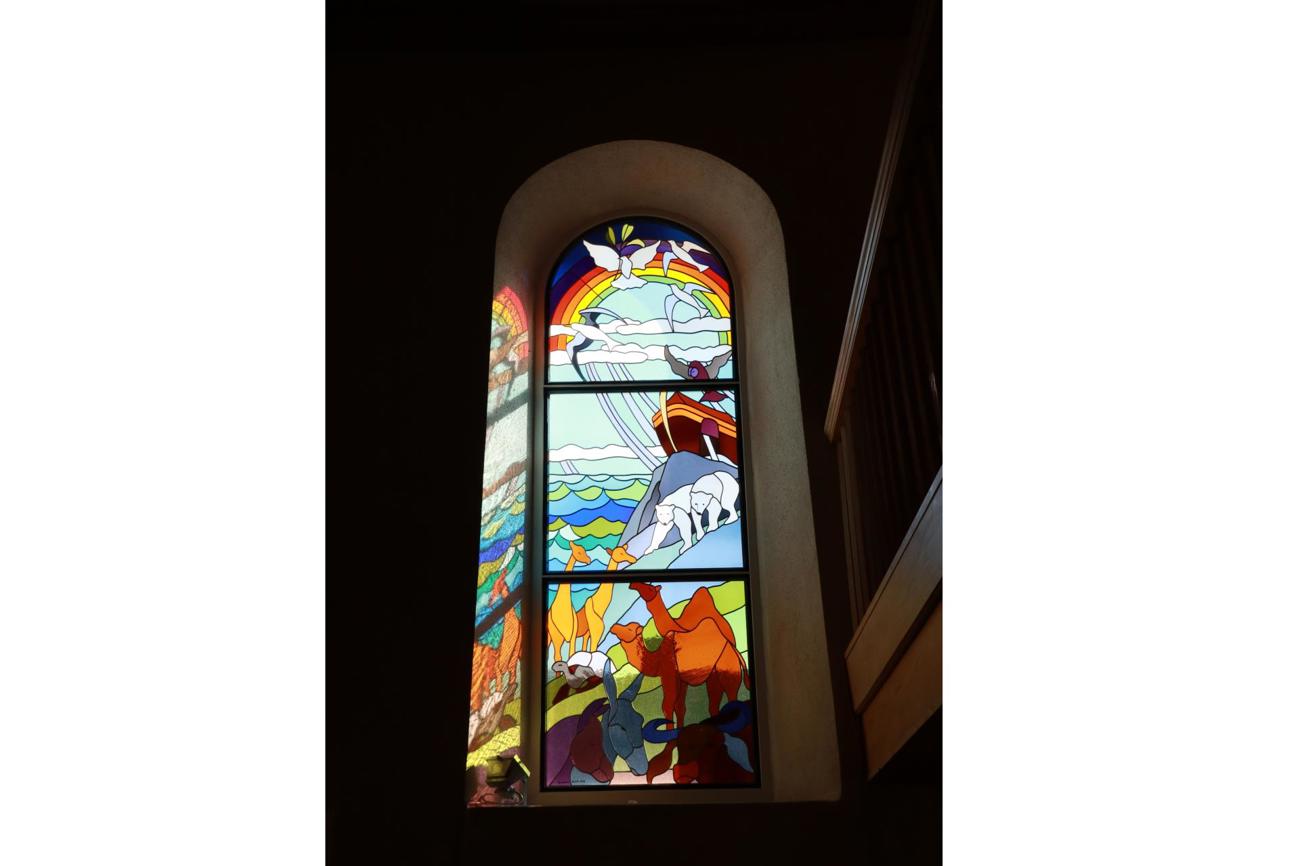 Das Kirchenfenster in der Kirche Raperswilen, gestaltet von der Thurgauer Künstlerin Kundry aus Fruthwilen, zeigt die Arche Noah. (Bild: zVg)