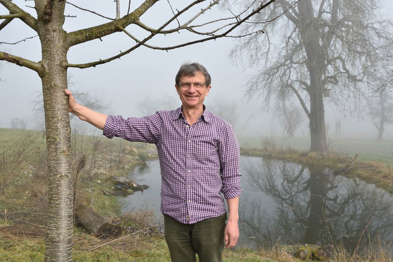 Trotz trüber Aussichten packt er an, wenn es um Frieden und Schöpfung geht: Karl Heuberger hat mithilfe von Freiwilligen direkt neben seinem Hof einen Amphibientümpel angelegt. | Foto: cry