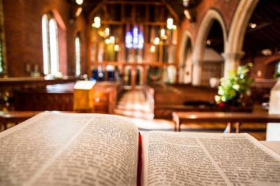 iStock-518618342_Offene_Bibel_in_Kirche_400px.jpg (1)
