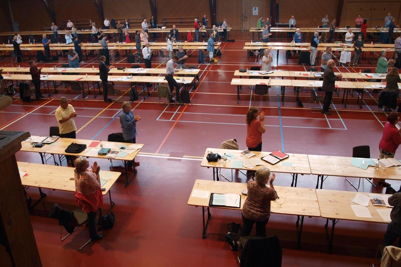 Ungewohnt: Die Synode tagte wegen Corona in der Festhalle Rüegerholz statt im Rathaussaal. (Bild: brb)