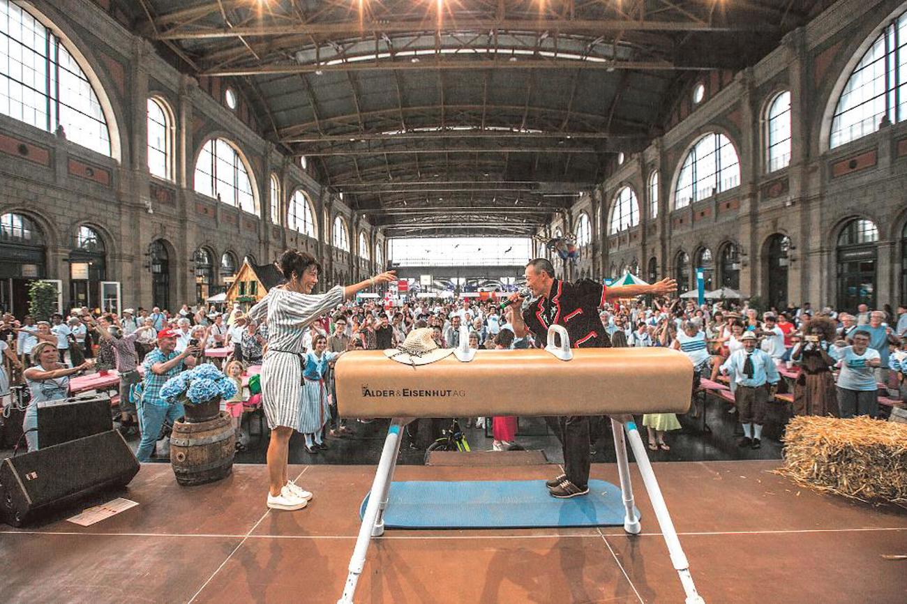 Turnen für menschliche Asylpolitik. Donghua Li zeigt 2018 im Zürcher Hauptbahnhof Höhepunkte aus seiner Goldmedaillenübung. | HEKS