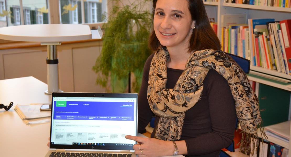 Online auf dem Laptop – Mirjam Loos freut sich auf die Einführung des neuen Lehrplans und erklärt die Vorteile der Online-Version. (Bild: er)
