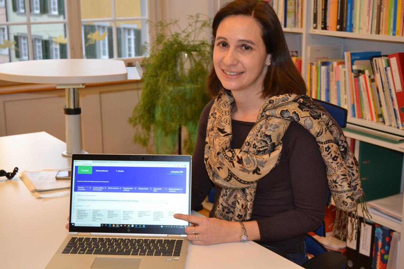 Online auf dem Laptop – Mirjam Loos freut sich auf die Einführung des neuen Lehrplans und erklärt die Vorteile der Online-Version. (Bild: er)