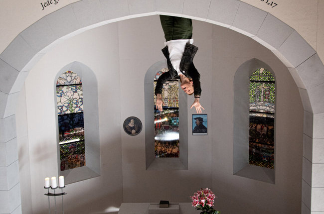 Huch, wer hängt da in der Kirche mit den Füssen an der Decke? Foto: zvg