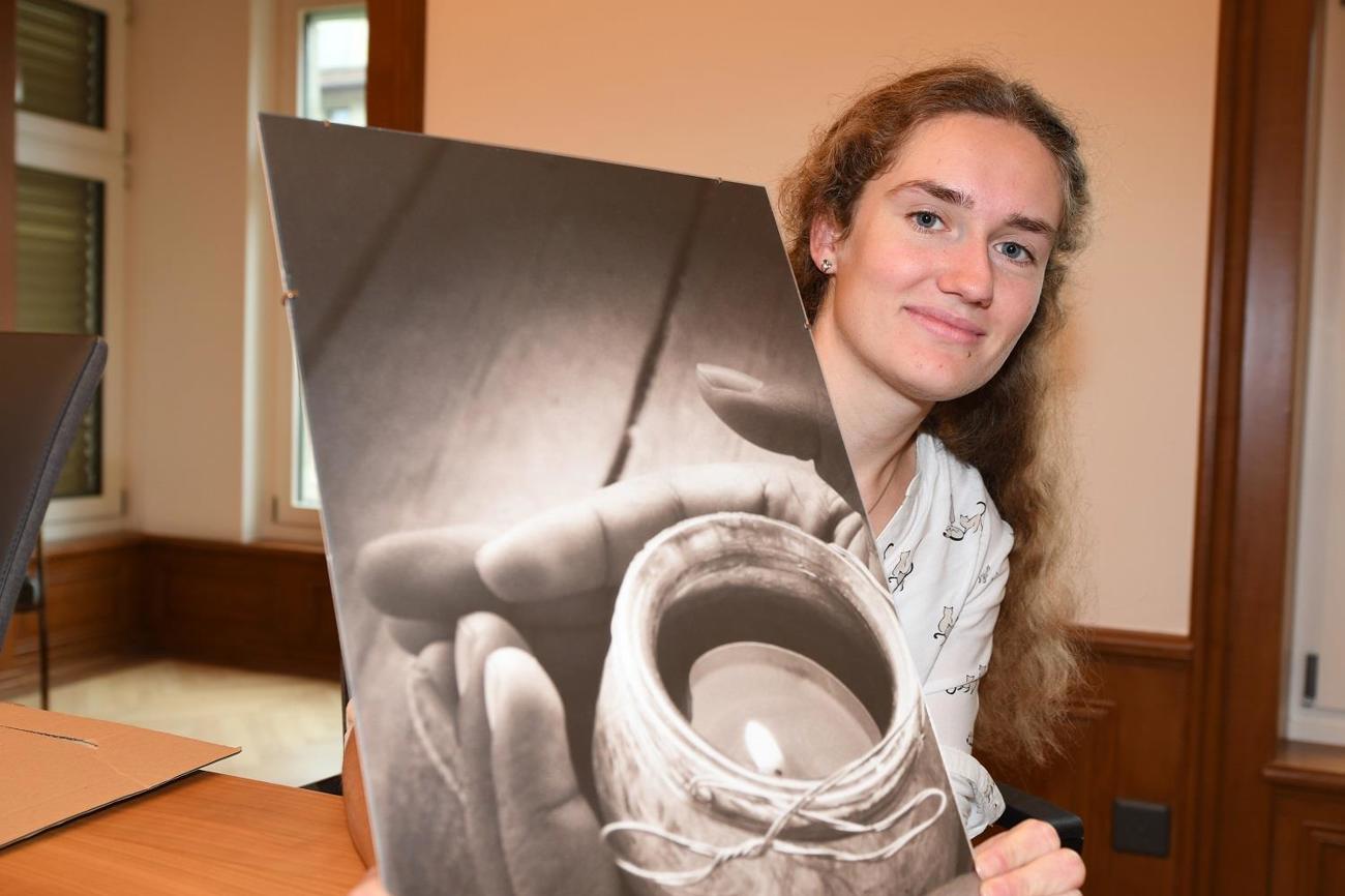 Eliane Burgherr – hier mit ihrem Konfirmationsbild – absolviert die Lehre als Kauffrau bei der Evangelisch-reformierten
Landeskirche des Kantons St. Gallen. (Bild: meka)
