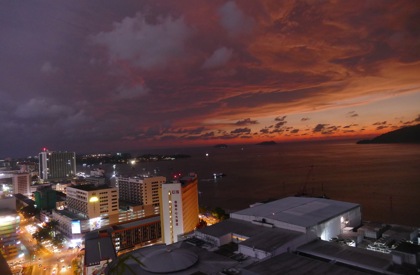 Sonnenuntergang über Kota Kinabalu mit Gewitter