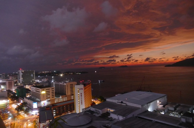 Sonnenuntergang über Kota Kinabalu mit Gewitter