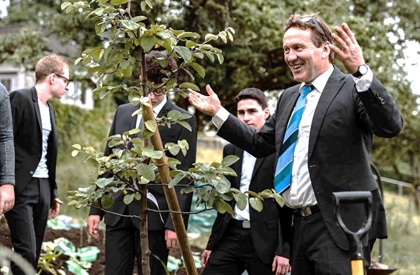 Beno Kehl pflanzte mit Jugendlichen einen Quittenbaum, der inzwischen bereits Früchte getragen hat. (Bild: zVg)