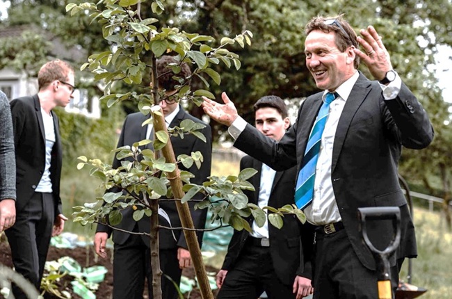 Beno Kehl pflanzte mit Jugendlichen einen Quittenbaum, der inzwischen bereits Früchte getragen hat. (Bild: zVg) Beno Kehl pflanzte mit Jugendlichen einen Quittenbaum, der inzwischen bereits Früchte getragen hat. (Bild: zVg)