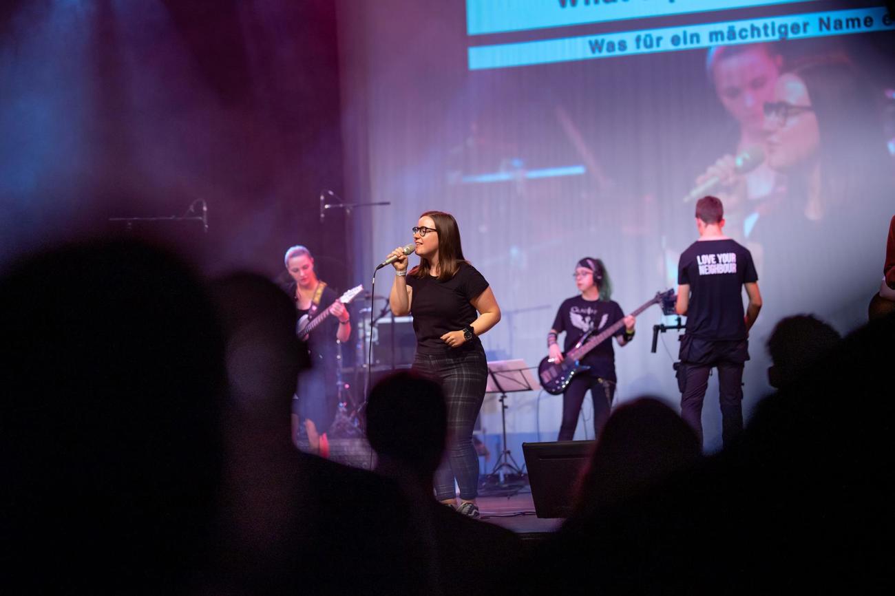 Musikerinnen und Musiker auf der Bühne haben hunderte Jugendliche im Pentorama in Amriswil begeistert. (Bilder: Sandro Kohlert)