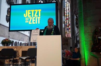 Der deutsche griechisch-orthodoxe Erzpriester Miron bei der Bibelarbeit. Der deutsche griechisch-orthodoxe Erzpriester Miron bei der Bibelarbeit.