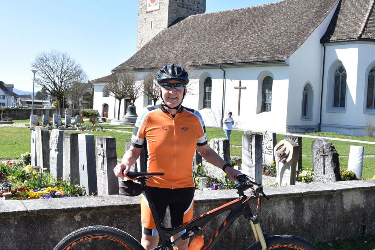 Ein Fahrradpilger posiert vor einer der ältesten Kirchen im Thurgau: der Pfarrkirche St. Jakobus in Lommis, die von 1529 bis 1964 von den Katholiken und Reformierten gemeinsam genutzt wurde. (Bild fku)