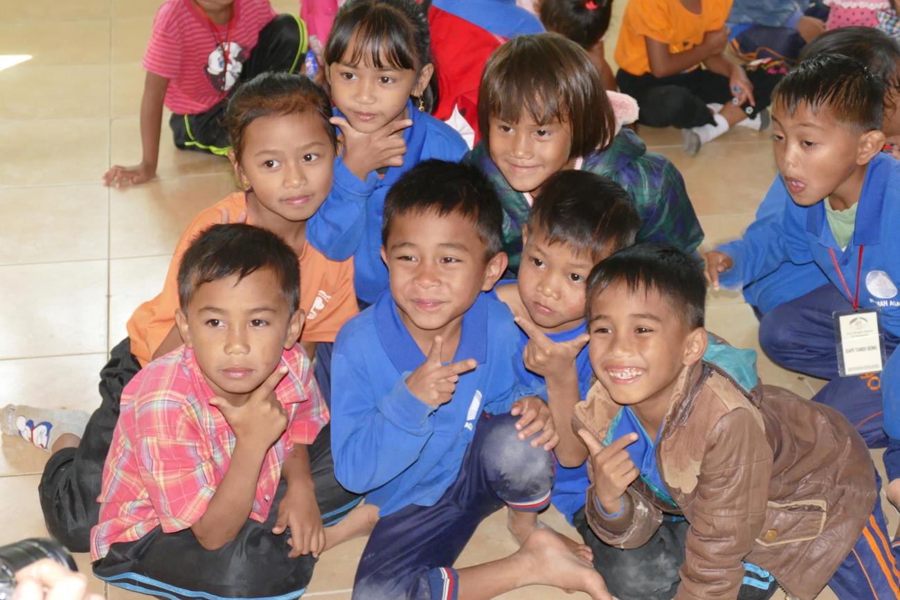 Ganzheitliche Mission - papierlose Kinder der Schule für indonesische Migranten.