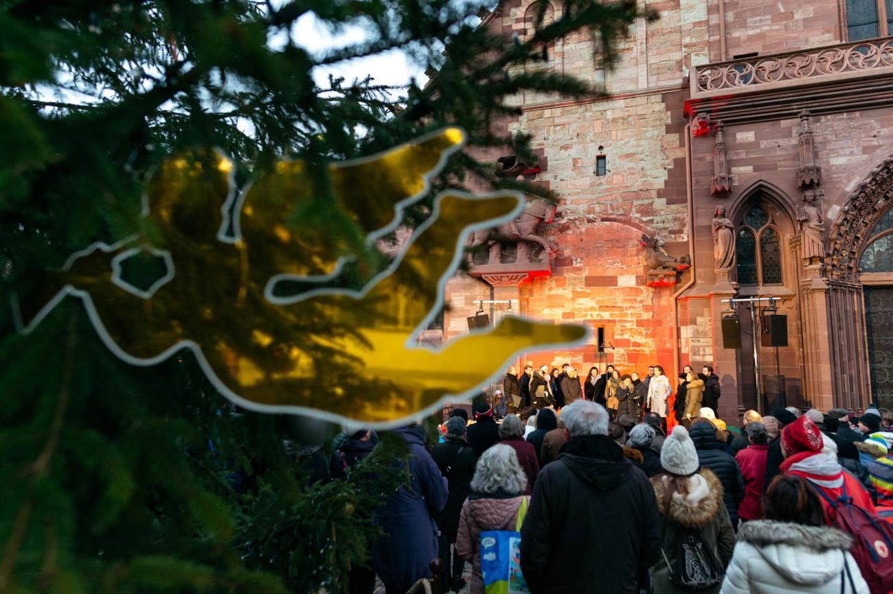 Bereits zum sechsten Mal trifft am dritten Adventssonntag das Friedenslicht aus Bethlehem auf dem Münsterplatz in Basel ein. Bis Weihnachten brennt das Licht im Münster und in vielen Kirchgemeinden der Region. | Verein Friedenslicht