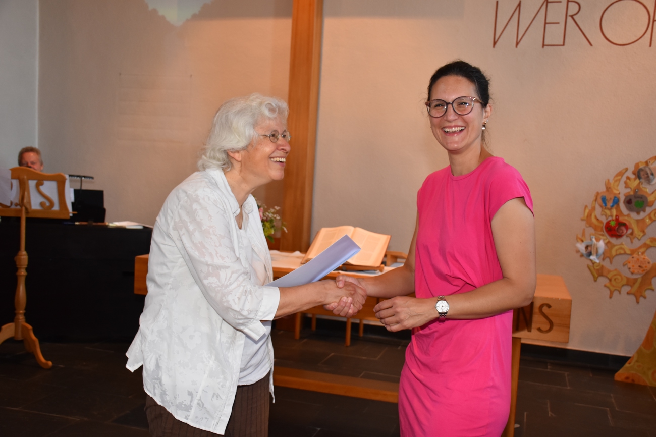 Evelyn Knupp wurde von Kirchenrätin Gerda Schärer (links) für den Laienpredigtdienst diplomiert.