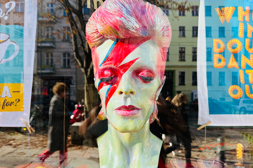 David Bowie-Büste mit dem ikonischen Blitz im Gesicht in einem Berliner Schaufenster: Auch 10 Jahre nach seinem Tod ist der Popstar in der Stadt präsent. | Foto: Vera Rüttimann