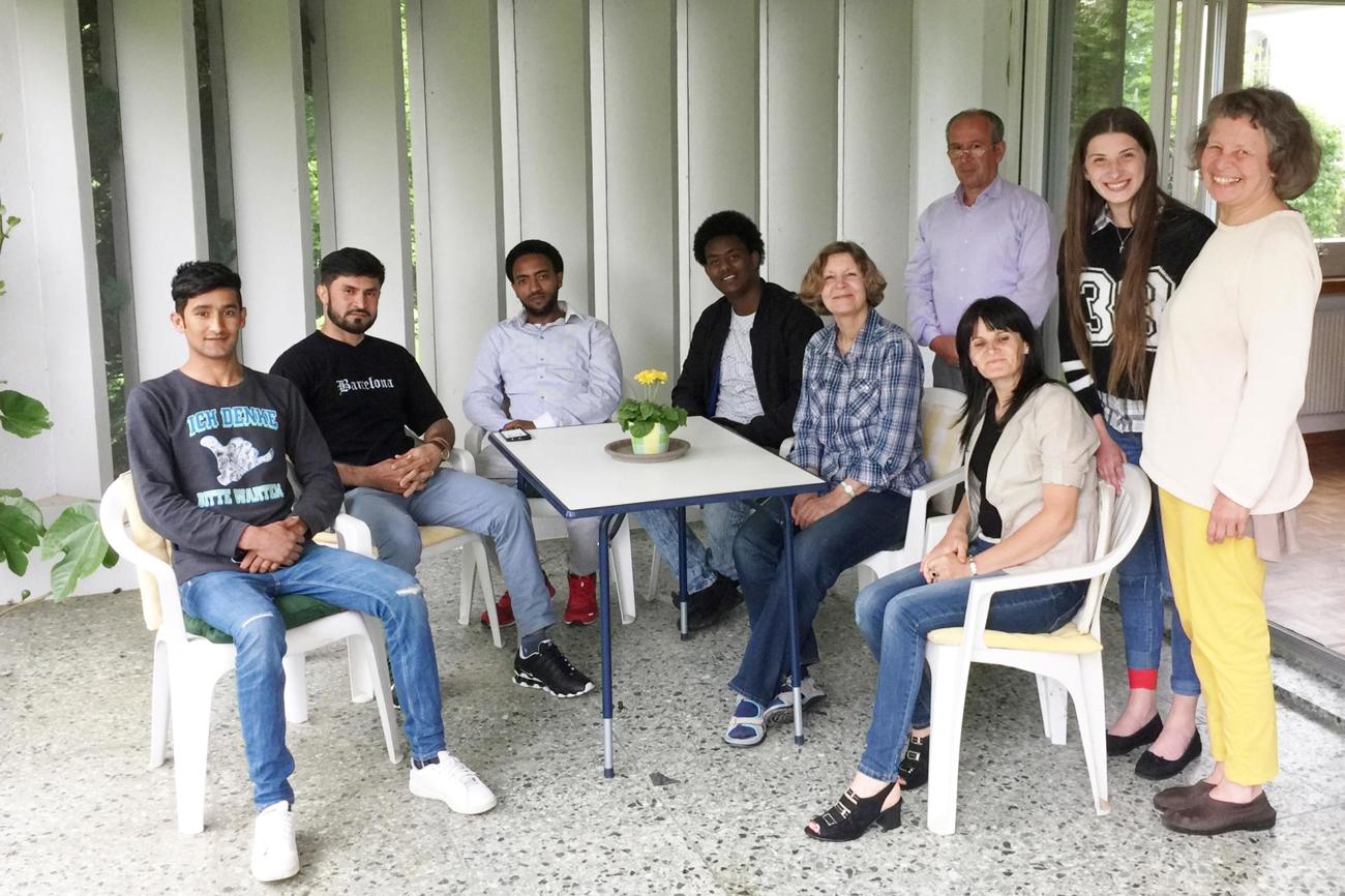 Freuen sich zusammen mit Pfarrerin Rosemarie Hoffmann (Mitte) über den Unterricht bei Ruth Pfenninger (rechts): Flüchtlinge aus Afghanistan, Eritrea und Albanien. (Bild: pd)