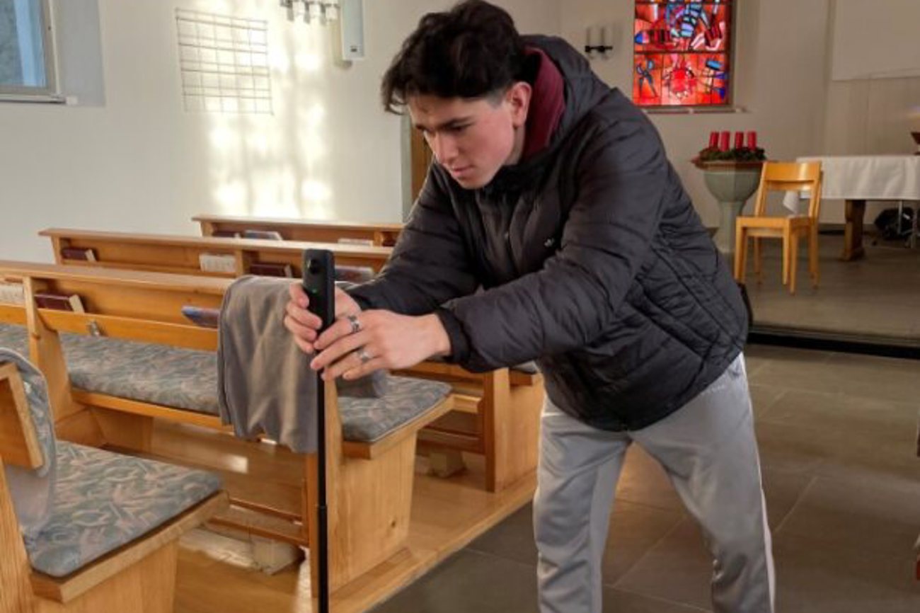 Manuel Ditthardt ist in seinem Element - hier als Fotograf für den Kirchenboten. (Bild: zVg)