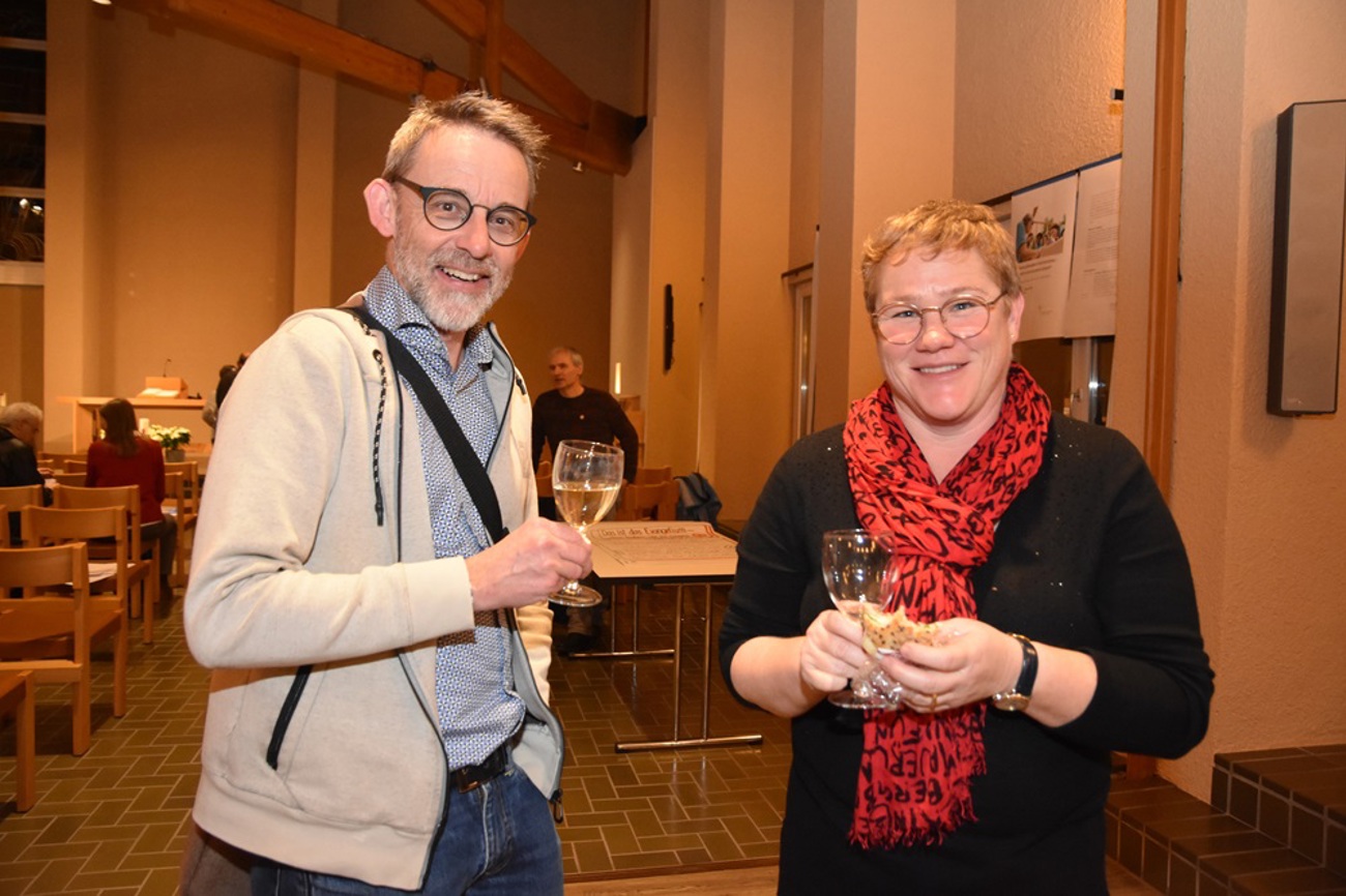 Gute Laune stand im Mittelpunkt der Konferenz: Hier stossen Diakon Hanspeter Rissi und Pfarrerin Cathrin Legler aus der Evangelischen Kirchgemeinde Kreuzlingen gemeinsam an. (Bild: Cyrill Rüegger)