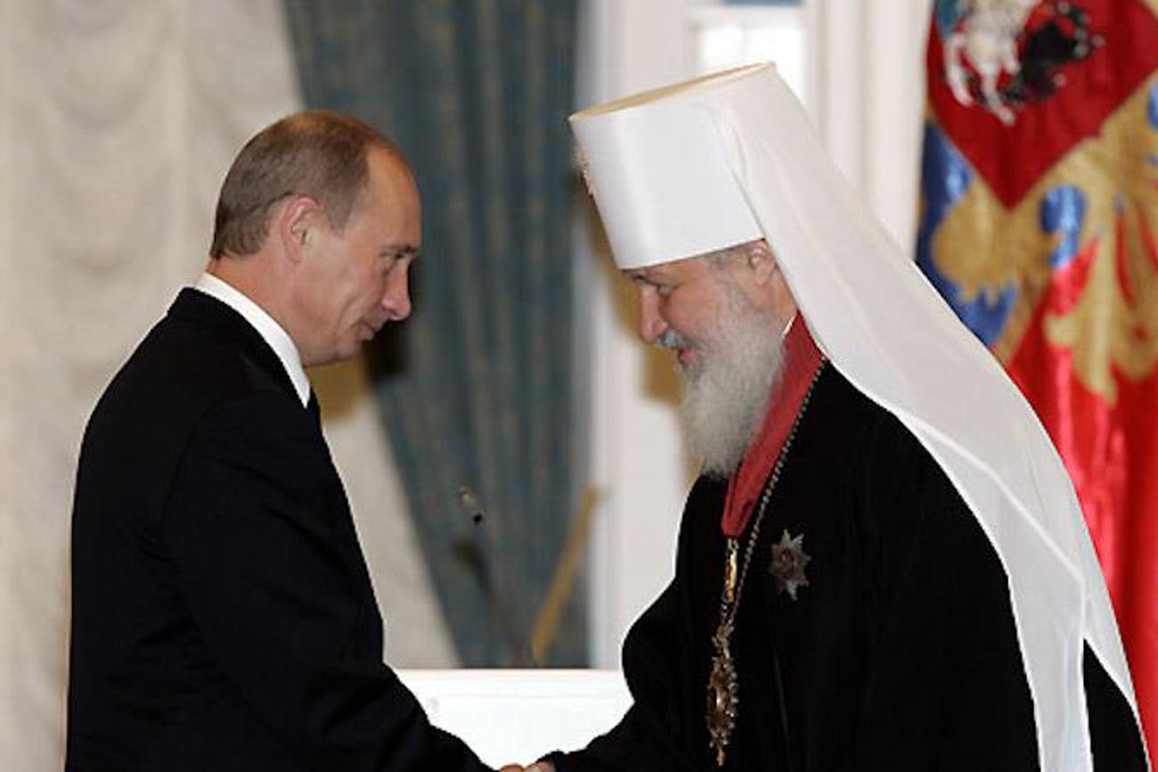 Kaum ein Zweiter steht so für Putins Angriffskrieg wie Kyrill I., Patriarch der Russisch-Orthodoxen Kirche. Seit Jahren stehen sich die beiden nahe. Die Aufnahme zeigt ihn 2006, damals als Metropolit, mit dem russischen Präsidenten. |kremlin.ru