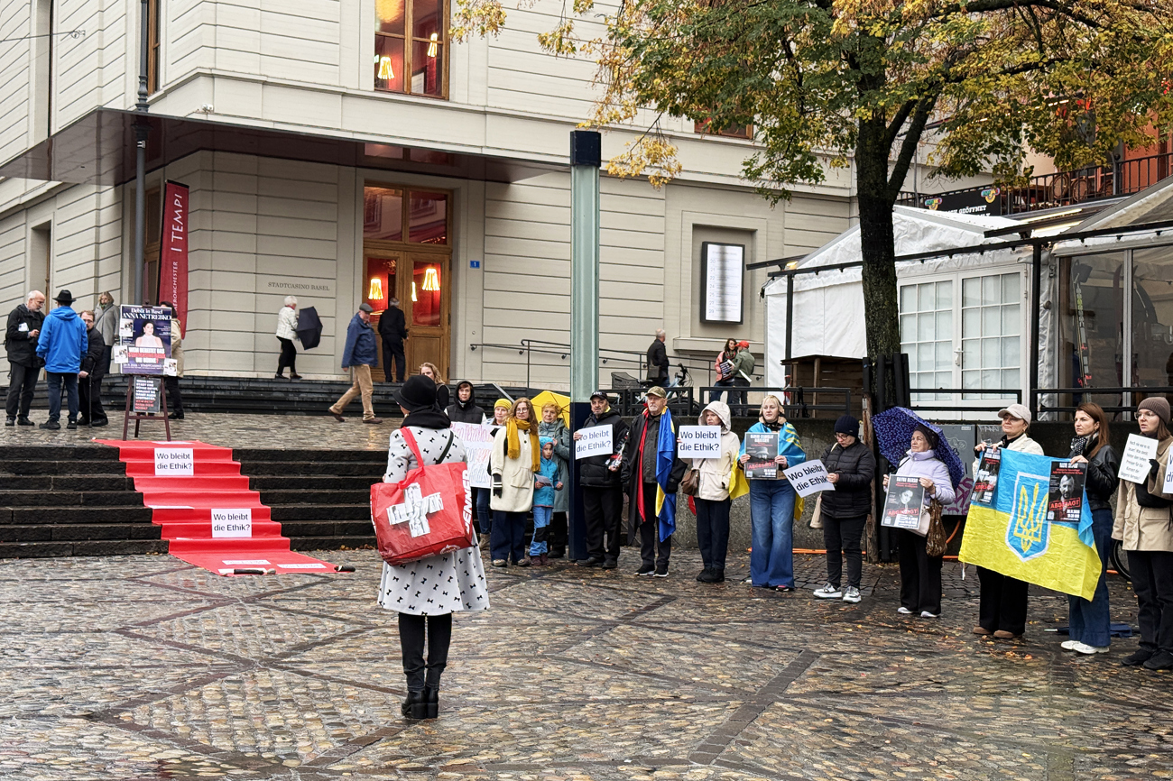 Ein gewöhnlicher Konzertabend im Stadtcasino Basel, doch vor dem Eingang stehen Mitglieder des Vereins «Ukrainer in Basel» Spalier. Ihr Protest gilt dem kommenden Netrebko-Konzert im November. | Foto: Nicole Noelle