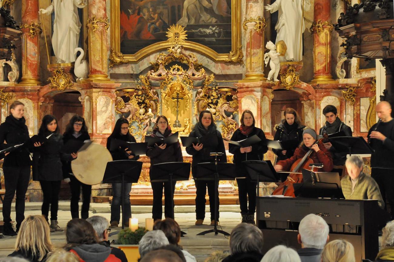 Eva Berger (rechts) begleitet am Klavier in der Kirche der Kartause Ittingen den Chor ‹PH-Wert›. (Bild: pd)