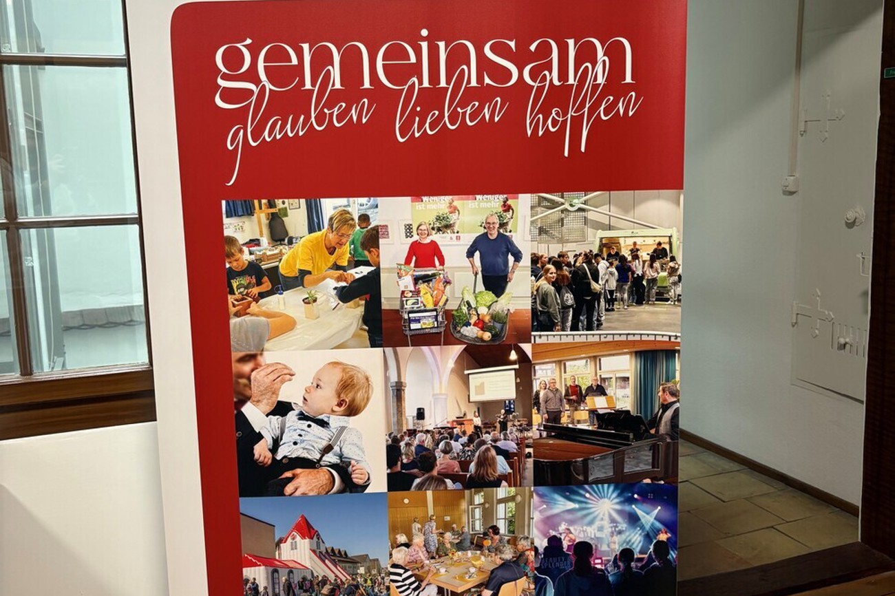 Überall präsent: Der Claim sticht mit seinem Visual sowohl in vielen Thurgauer Kirchgemeinden – wie hier auf einem Rollup – als auch online unter www.evang-tg.ch heraus. (Bild: pd)