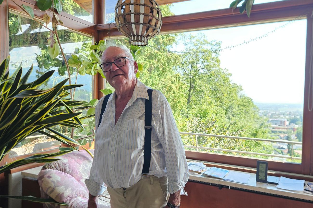 Josef Thalhammer vor den grossen Fenstern seines Hauses, das für ihn ein Stück Autonomie bedeutet. Fotos: Reto Wälter