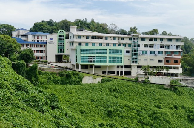 Das STS in den Hügeln von Kota Kinabalu - umgeben von Regenwald Das STS in den Hügeln von Kota Kinabalu - umgeben von Regenwald