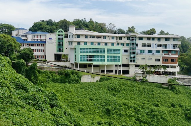 Das STS in den Hügeln von Kota Kinabalu - umgeben von Regenwald